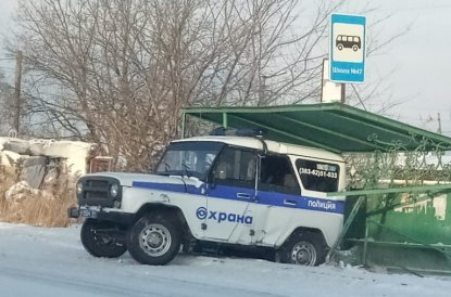 Барабинские полицейские протаранили остановку около школы