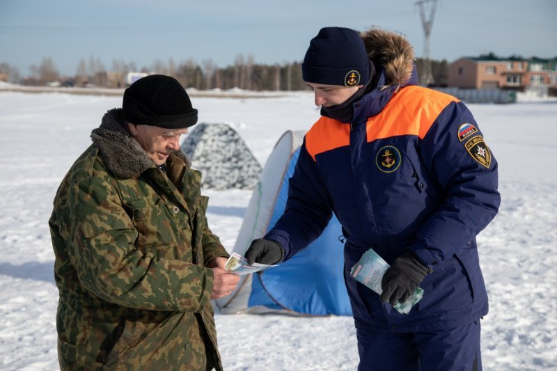 Новосибирские спасатели вышли на лед
