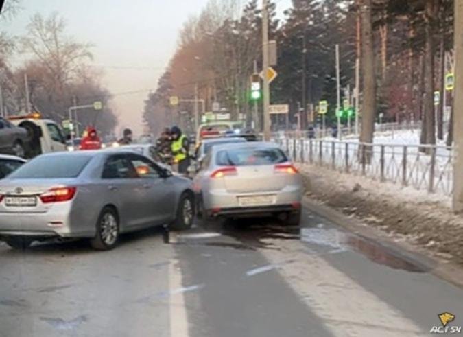 Массовые аварии произошли в двух районах Новосибирска