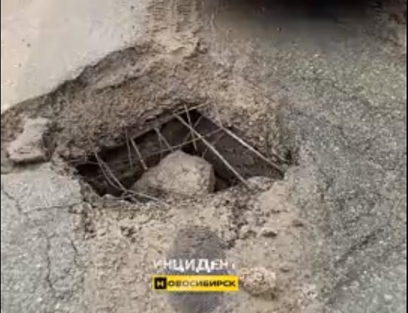Видео: водитель Lexus угодил в яму на Ипподромской
