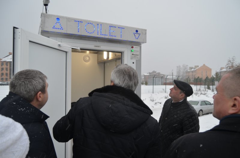 Депутаты торжественно открыли туалет в «Белых росах»