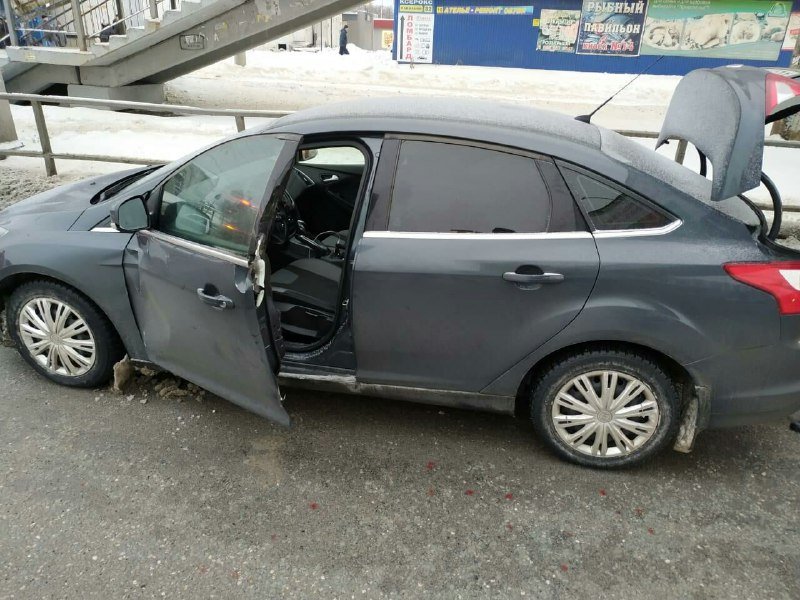 Неудачная парковка: грузовик сломал руку водителю иномарки
