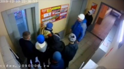 Гопники-малолетки зажали мужчину на Первомайке в подъезде