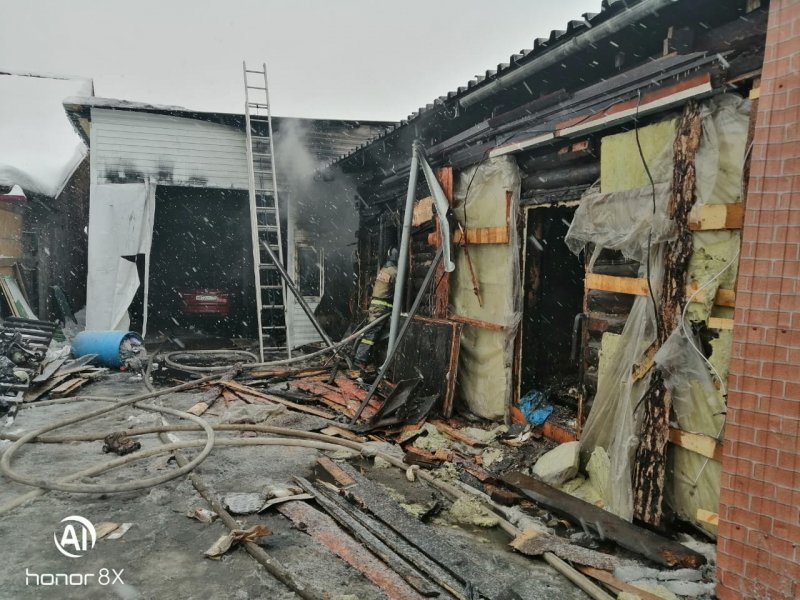 Пожар на СТО  в Дзержинском районе  тушили целый час