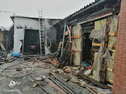 Пожар на СТО  в Дзержинском районе  тушили целый час