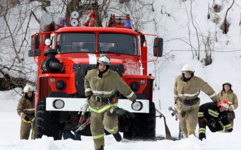 Бердский коттедж пожарные МЧС тушили около пяти часов