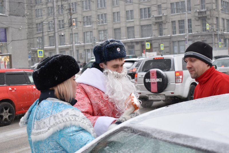 Дед Мороз тормозил машины на площади Ленина 