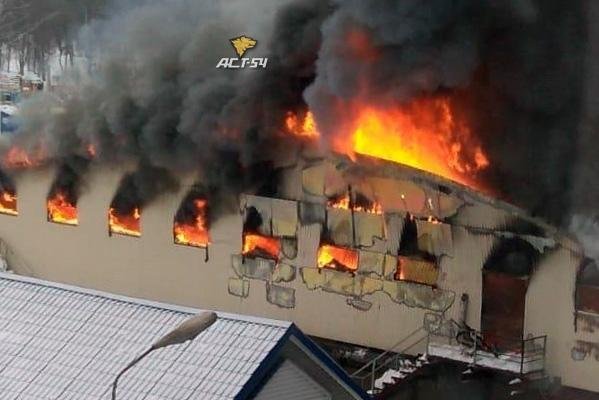 В пожаре на вещевом рынке в Искитиме могли погибнуть люди