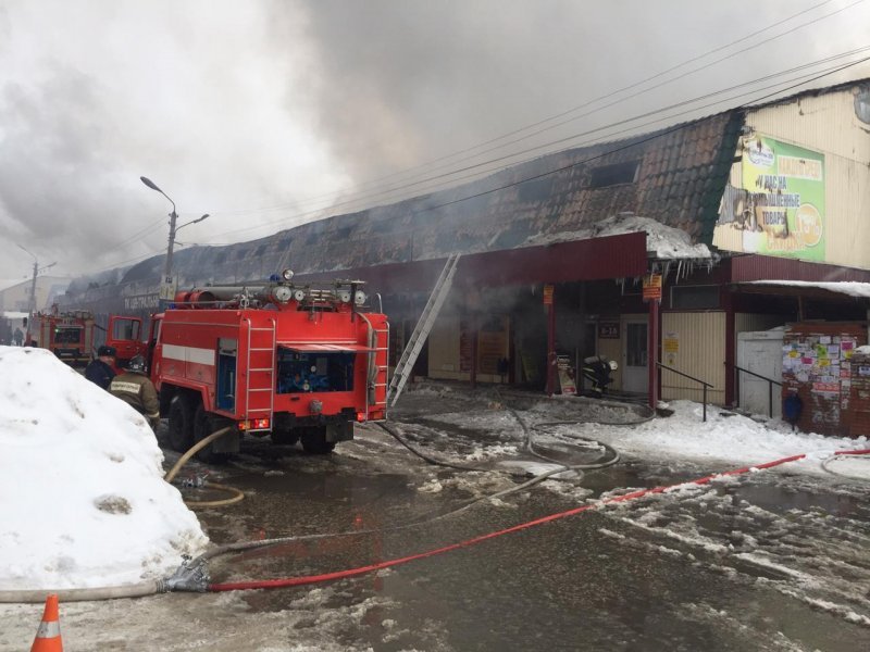 В МЧС рассказали подробности пожара на рынке в Искитиме