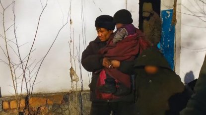 Бездомный отец с четырьмя детьми жили у костра