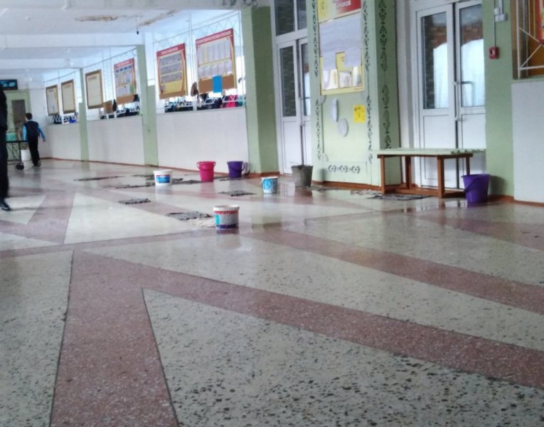 В куйбышевской школе первоклассники учатся под  дождем 
