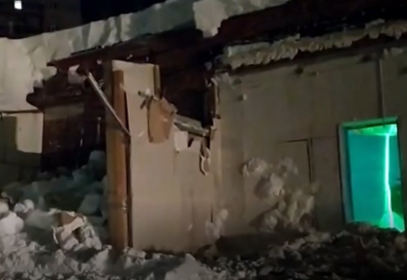 Стены похоронили посетителя кафе под завалами в Академгородке