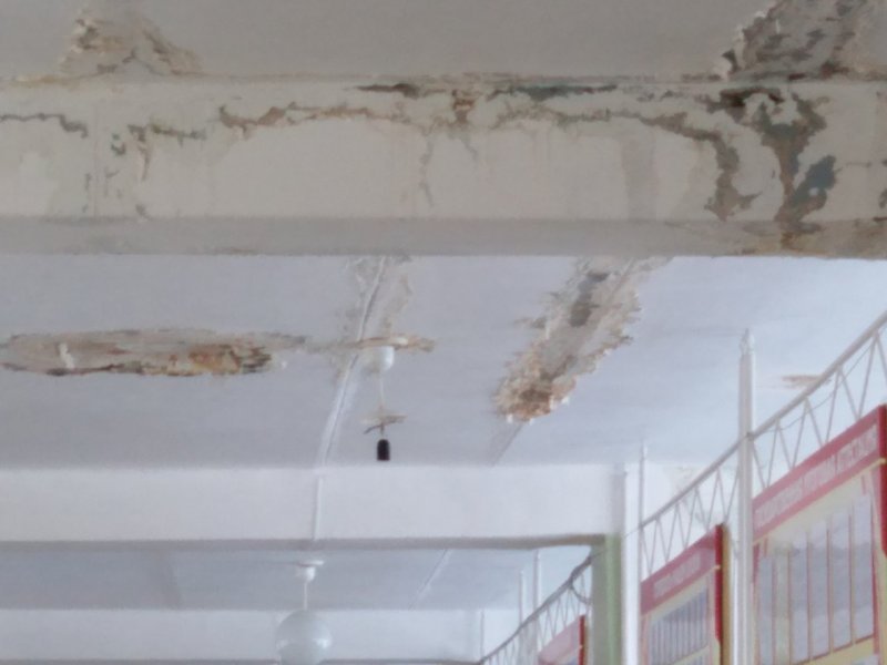 С протекающей крыши куйбышевской школы снег не чистят 