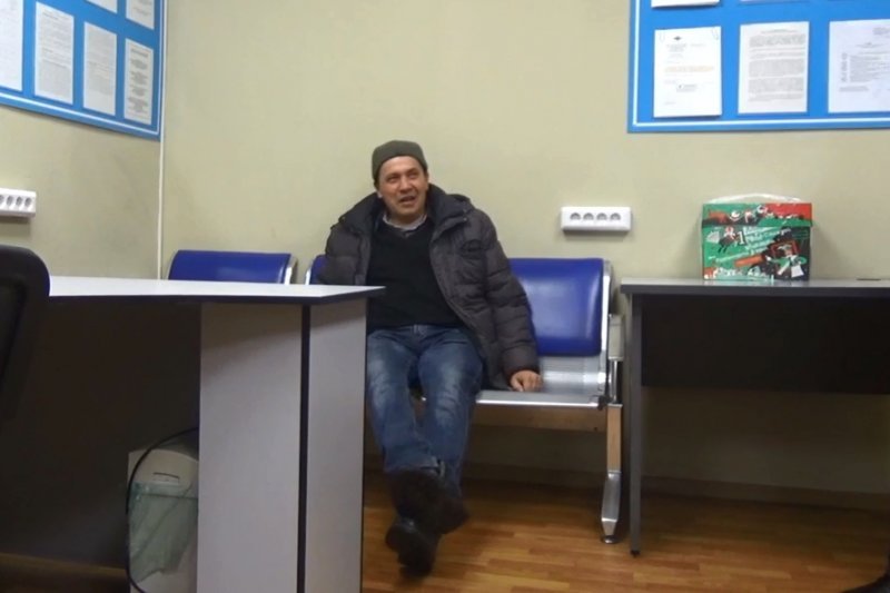 Астраханский гость наматерился в Толмачево на тысячу рублей