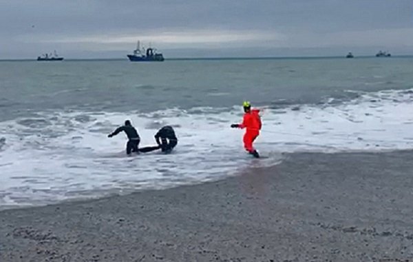 В Ялте с пирса волной смывает людей в море 