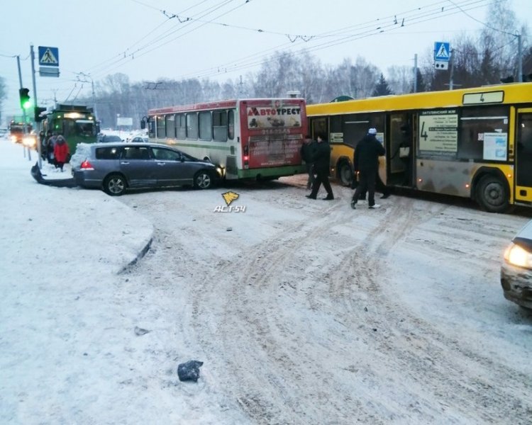 Автобус с пассажирами выехал на «встречку» и попал в тройное ДТП