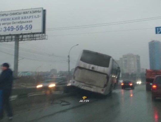 Автобус пришвартовался у ограждения на Димитровском мосту