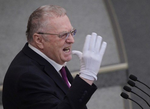 Депутаты ЛДПР надели белые перчатки против микробов в госдуме