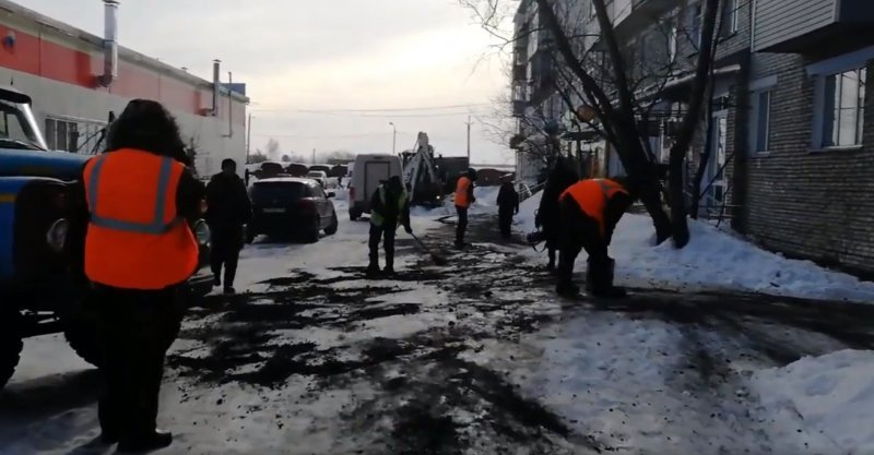 В Барабинске на тротуарах появился черный снег 