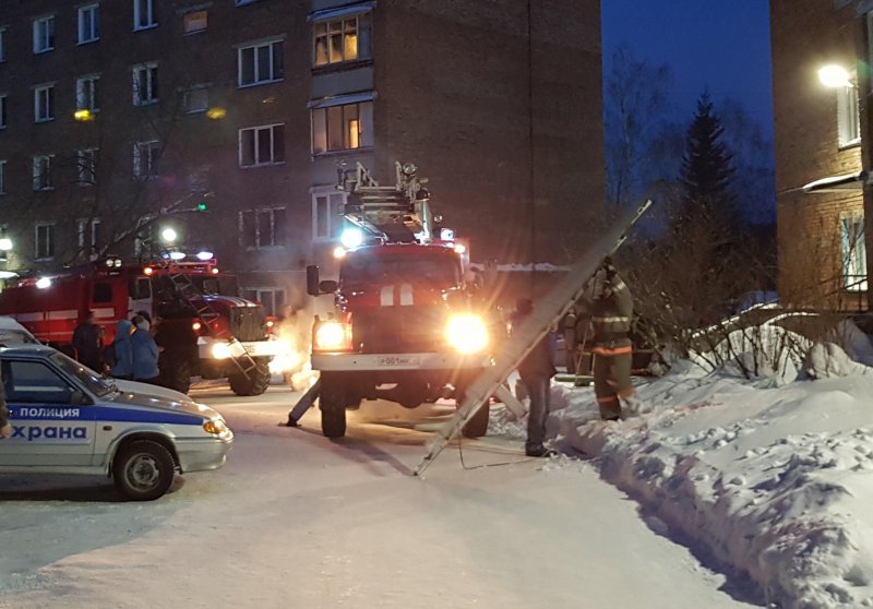 Жители 15-этажки в Первомайке встретили ночь на улице 