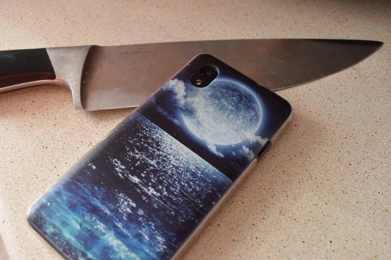Сибиряк с ножом подарил себе на 23 февраля девичий смартфон