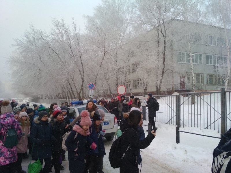Из-за угрозы взрыва эвакуируют новосибирские школы