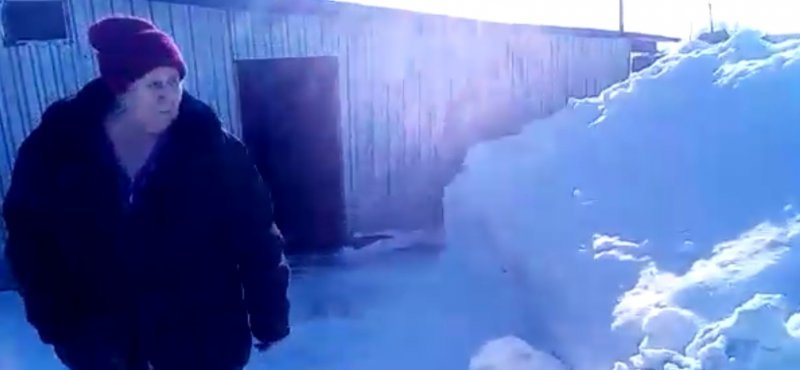 «В дом престарелых не поеду»: Ветерана труда засыпали снегом 