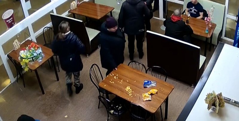 Видео: четыре женщины атаковали вокзальное кафе в Барабинске 
