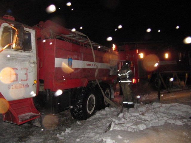 Все занесло: пожарные шли к СНТ пешком и гасили огонь снегом