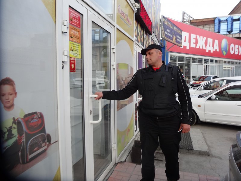 Наркоман завлекал стриптизом  новосибирских продавщиц