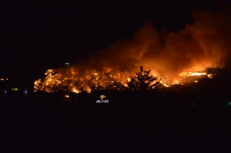 Третий день горит свалка в левобережье Новосибирска