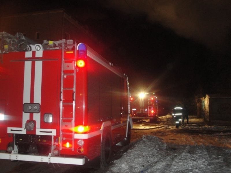 Пожарные вытащили из горящего дома два газовых баллона