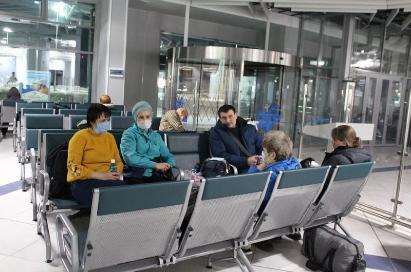 Месяц киргизы проживут в аэропорту из-за перекрытых границ