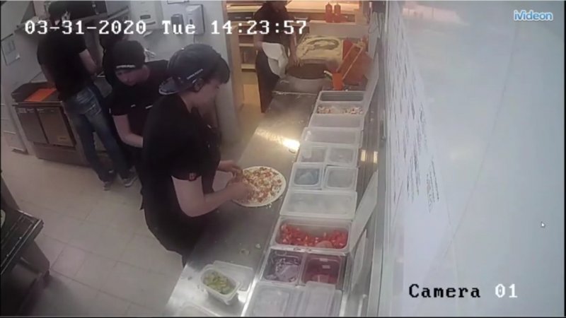 Моют по локоть: пользователей сети возмутили работники «Додо Пицца» без перчаток