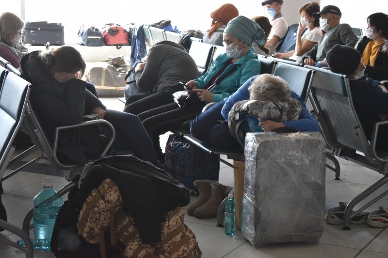 Жителей Киргизии выпроводили из аэропорта Толмачево