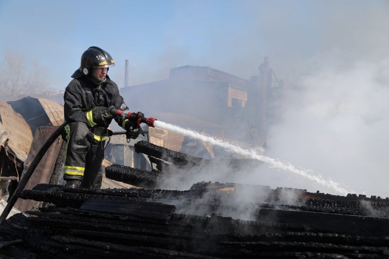 Крыша обвалилась: огнеборцы потушили пожар на заводе