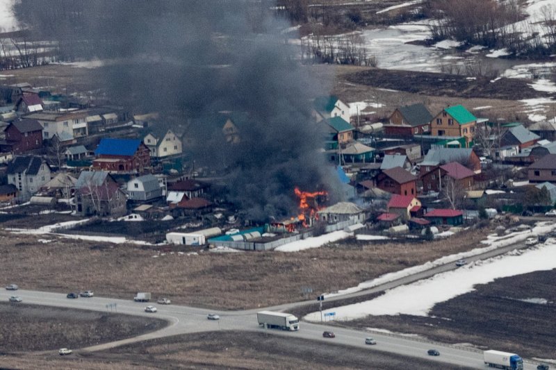 Пожар в поселке 8 марта:  последствия взрыва баллонов 