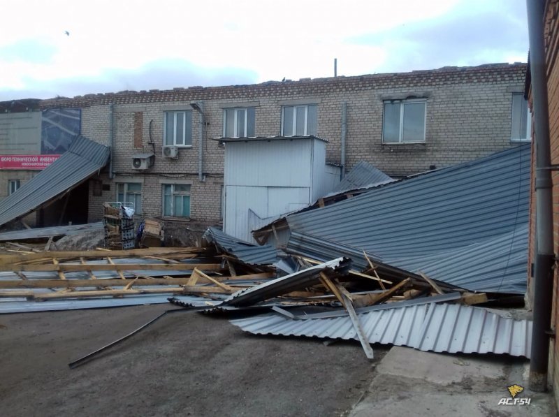 Ветер сорвал крышу Пенсионного фонда в Венгеровском районе