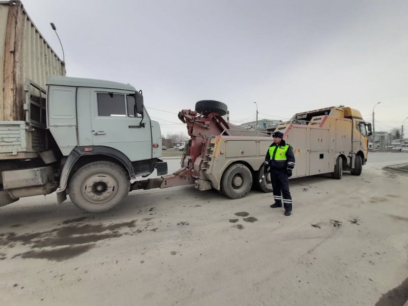 «Половина - неисправна»: инспекторы проверили грузовики