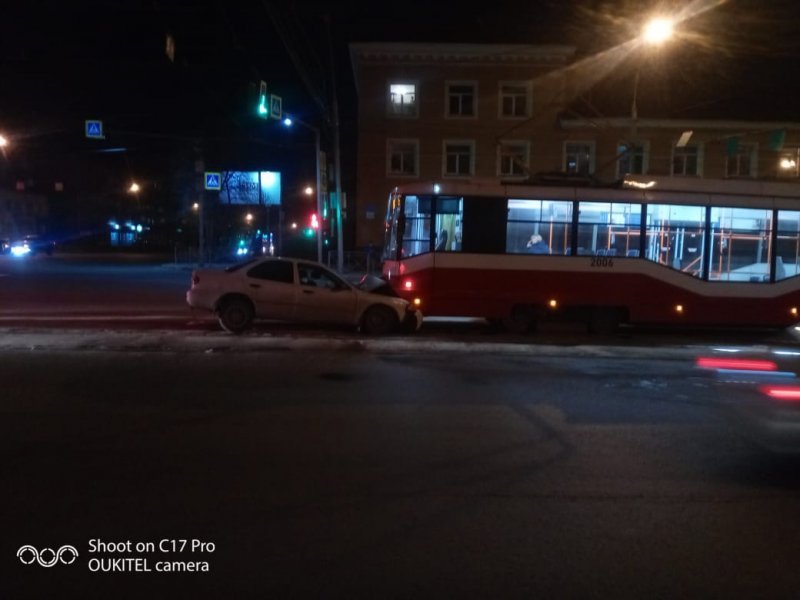Пьяный водитель иномарки нагнал трамвай на пустынной улице 