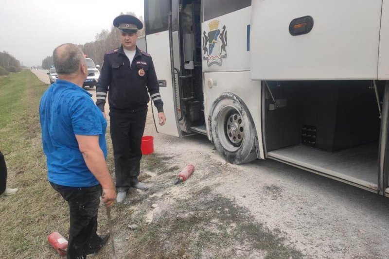 Автоинспектор спас пассажиров автобуса от огня в салоне