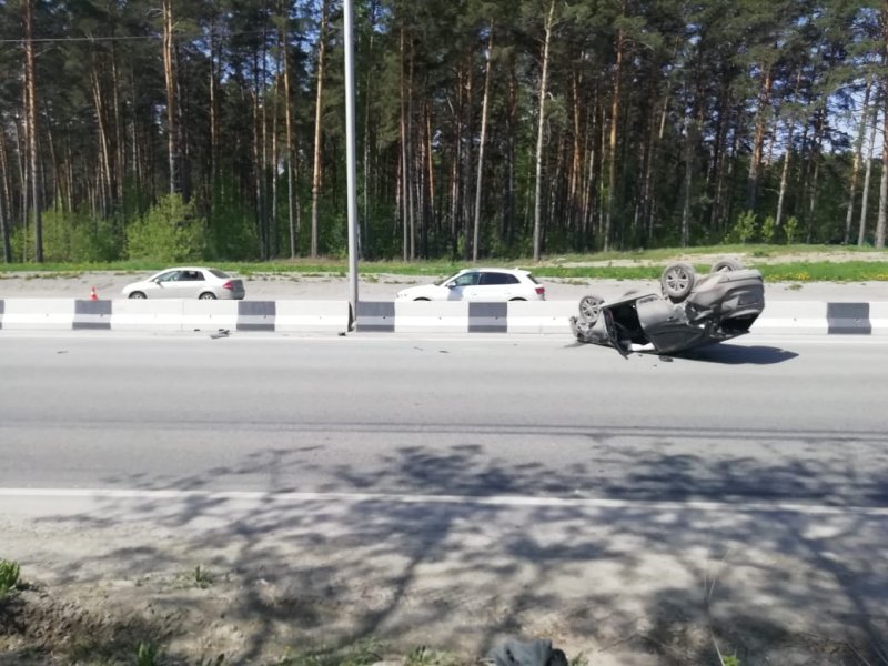 На Бердском шоссе перевернулась иномарка