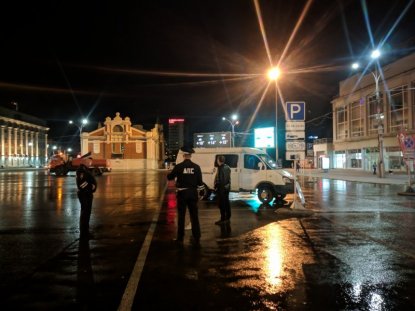 Сотрудники ДТП эвакуируют машины на площади Ленина после скандальной ночной вечеринки