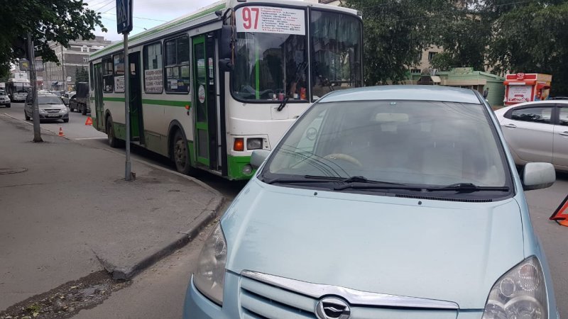 Трое детей попали в больницу после ДТП с автобусом на улице Дуси Ковальчук 