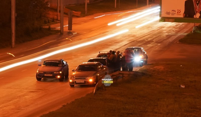 Новосибирские автолюбители устроили кальянную прямо на Ипподромской магистрали
