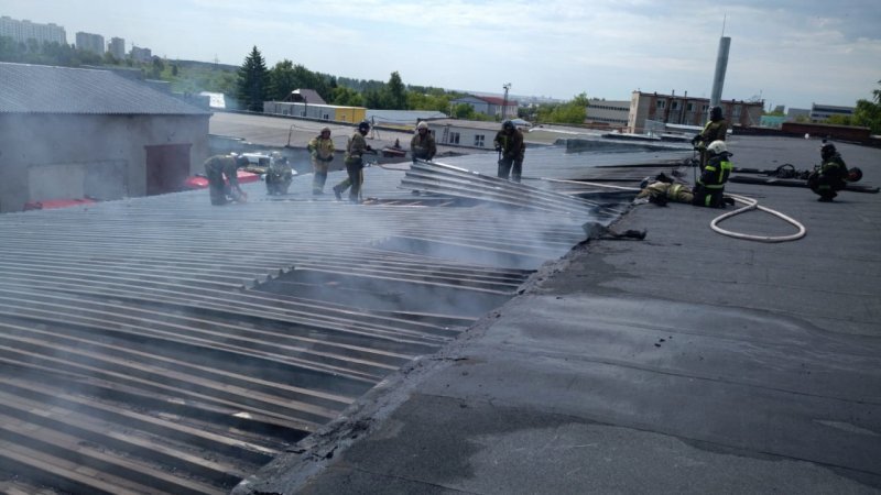 Около пяти часов пожарные тушили склад в Октябрьском районе
