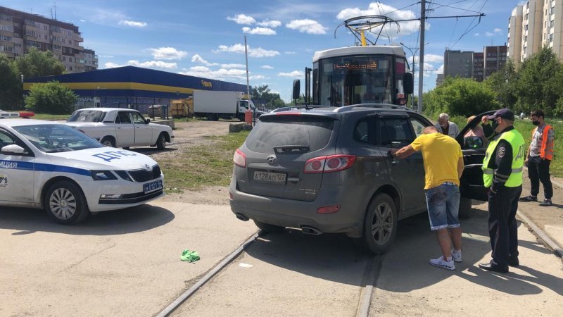 «Я его не заметил!»: Подвыпивший водитель Hyundai встретился с трамваем на улице Олекминская