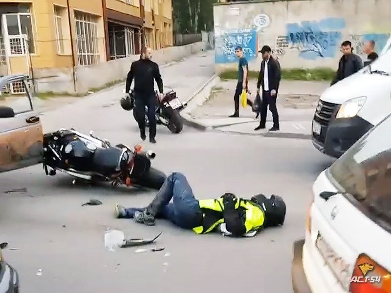Очевидцы опубликовали видео столкновения мотоциклиста с «ВАЗ»