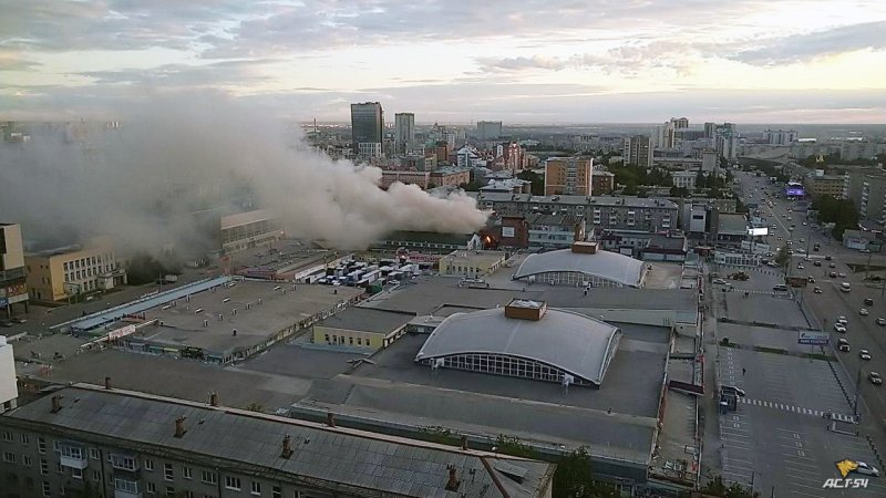 В Новосибирске на Центральном рынке горит четырёхэтажный павильон 