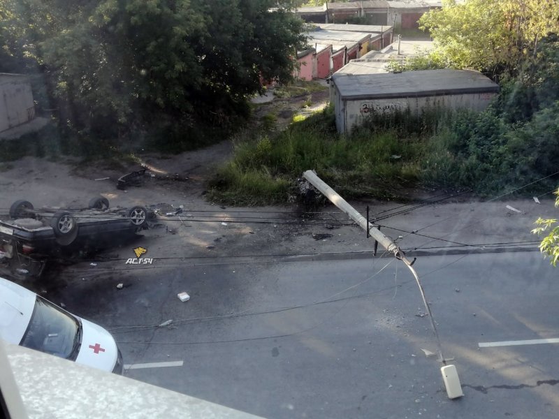 «Упал прямо на крышу машины!»: Пьяный водитель сбил столб на Народной